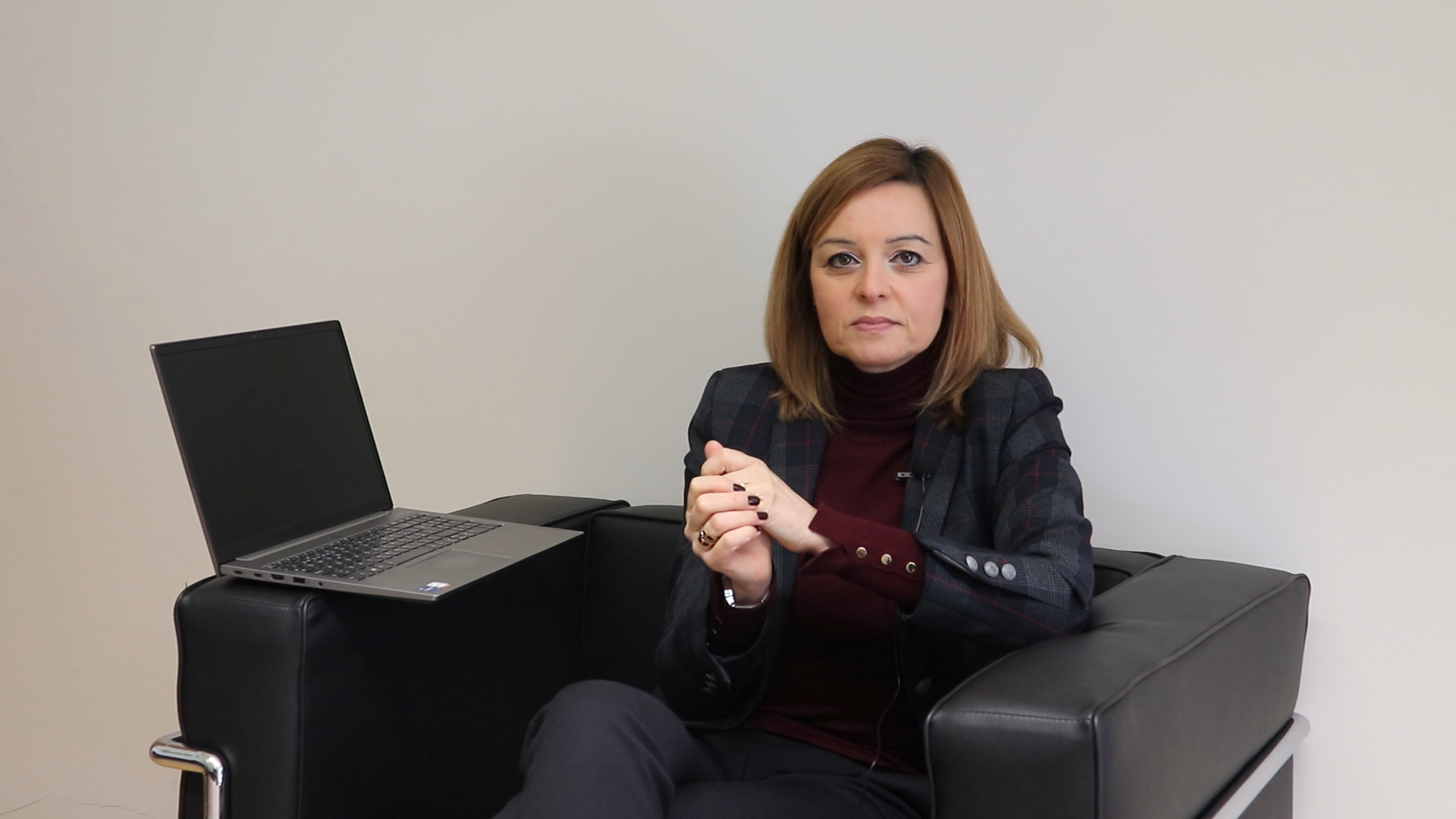 A advogada explica suscintamente o processo de divórcio